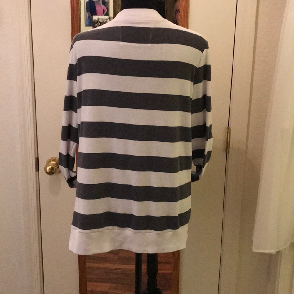 Light weight grey & white button down w/pockets - Picture 3 of 6